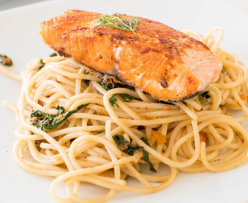 Zalm in romige saus met tagliatelle